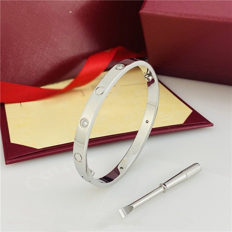 Armband i silver med stenar