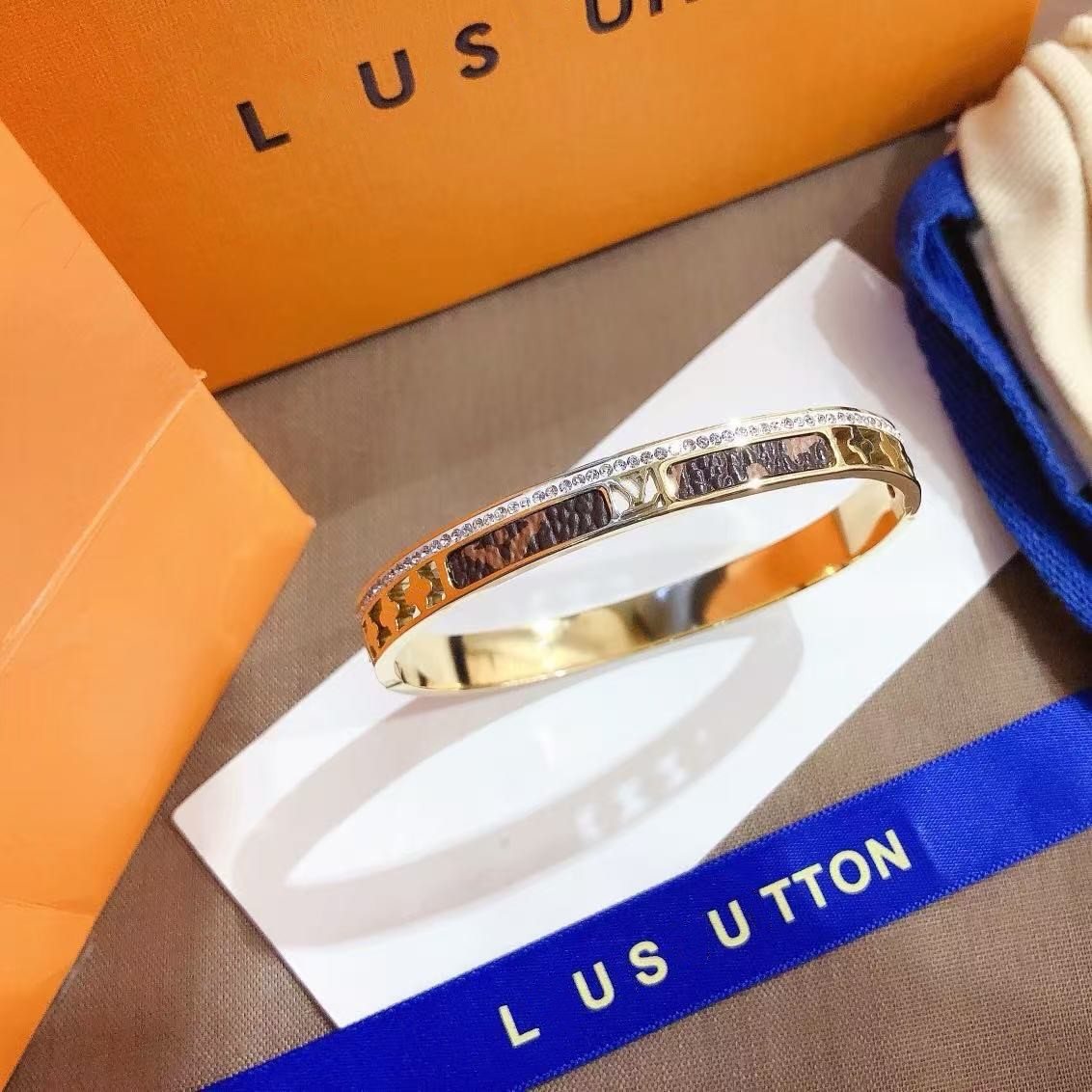 Bangle i guld med gravyr